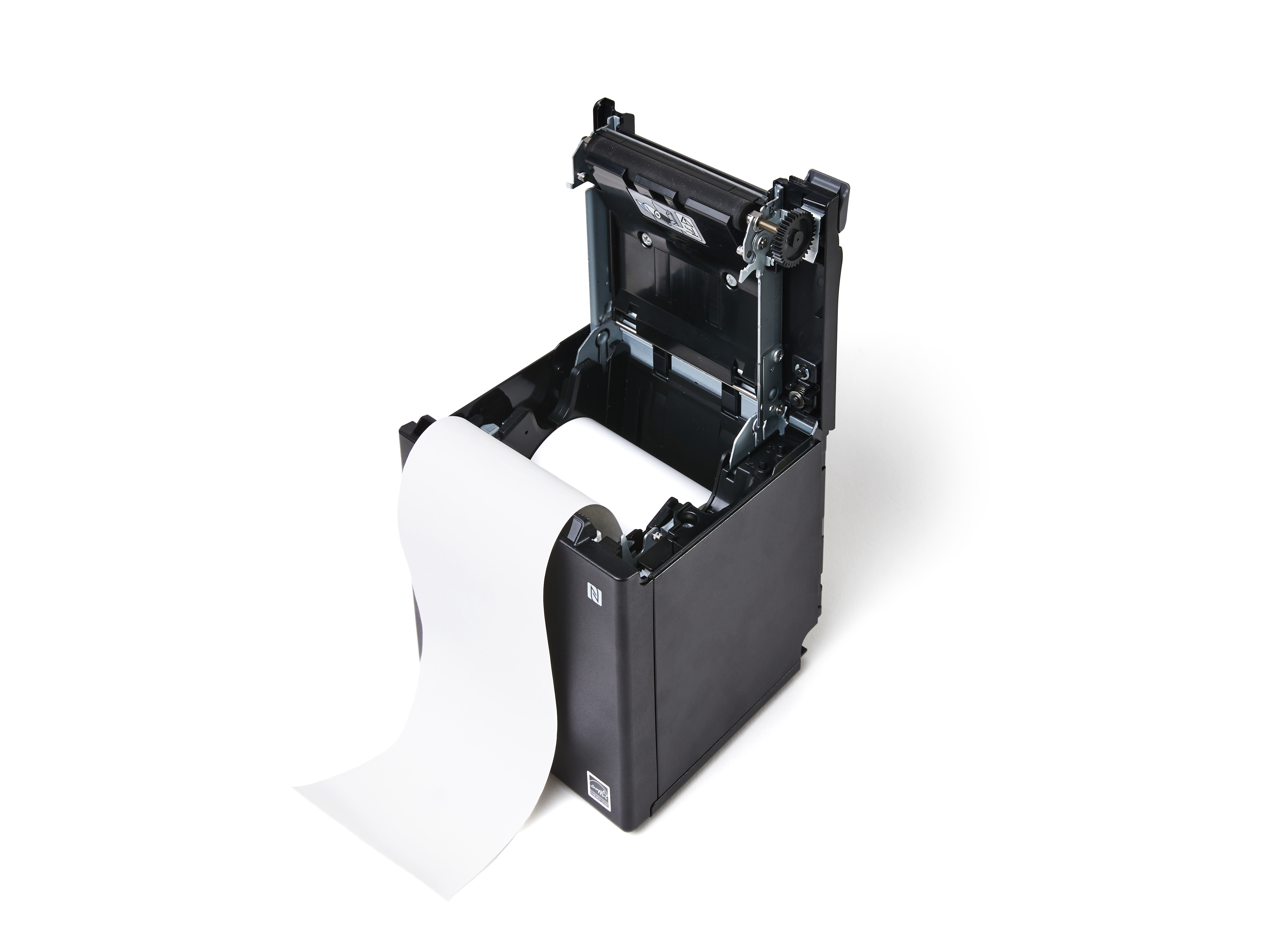 Printer met correct georiënteerde papierrol, het papier is langs het snijmechanisme aan de voorkant van de printer getrokken.