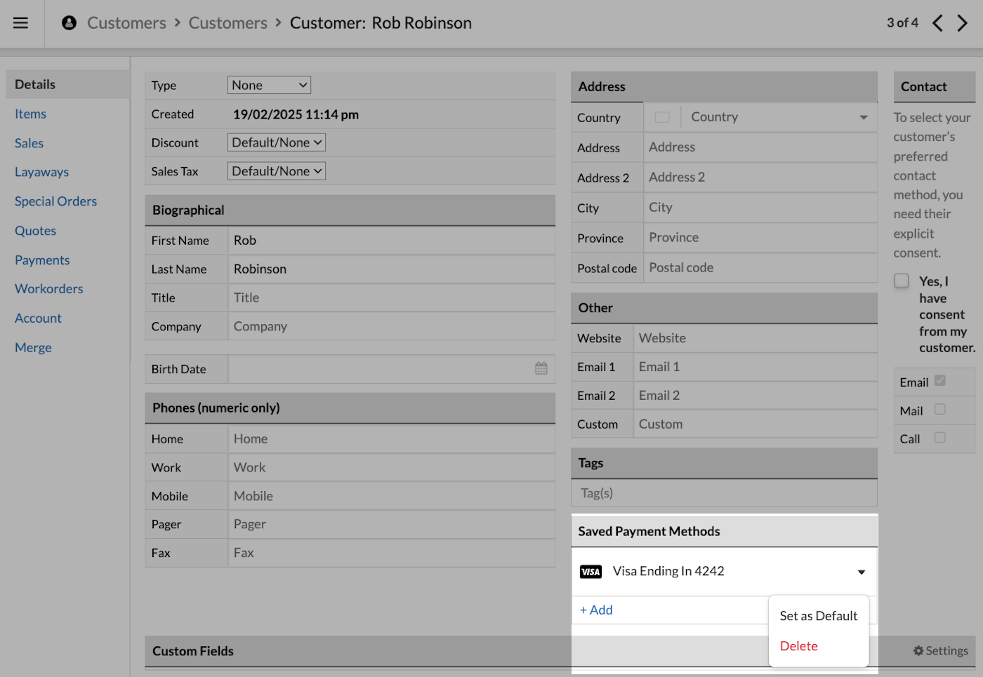 Section des cartes enregistrées, un menu déroulant présente les options Définir comme carte par défaut et Delete (supprimer).