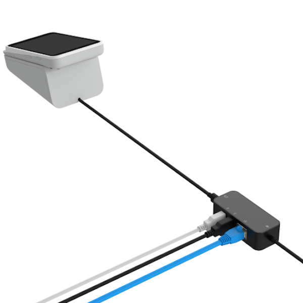 La station d'accueil et le câble Ethernet connectés au concentrateur.