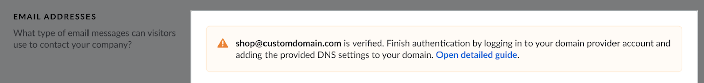 Het gedeelte E-mailadressen met een melding dat het e-mailadres is geverifieerd en dat de gebruiker de authenticatie kan voltooien door in te loggen op zijn/haar account bij de domeinprovider.