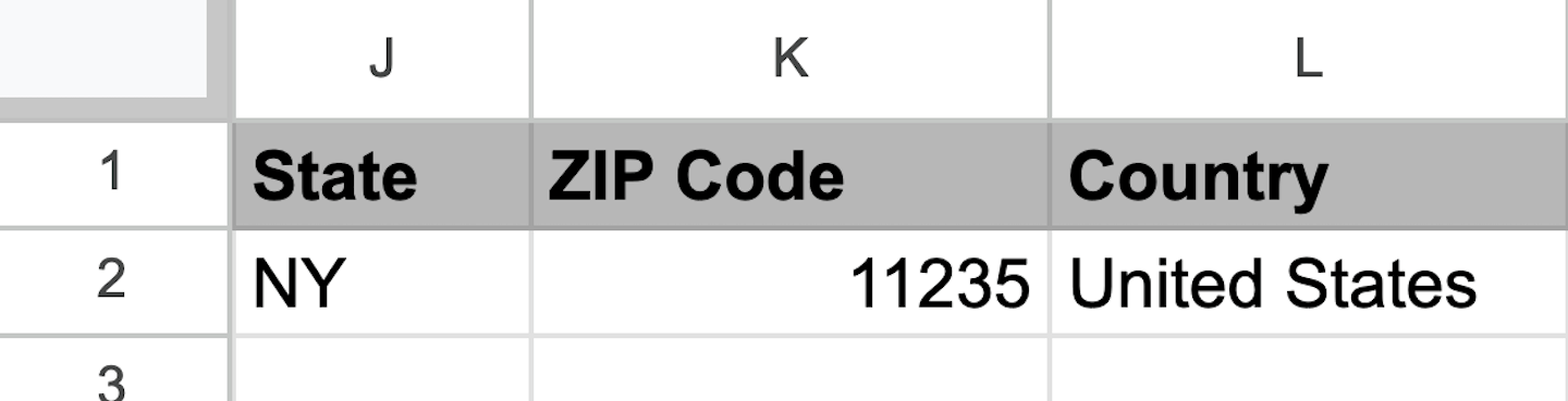De spreadsheet voor het importeren van klantgegevens met de kolommen Staat, Postcode en Land.